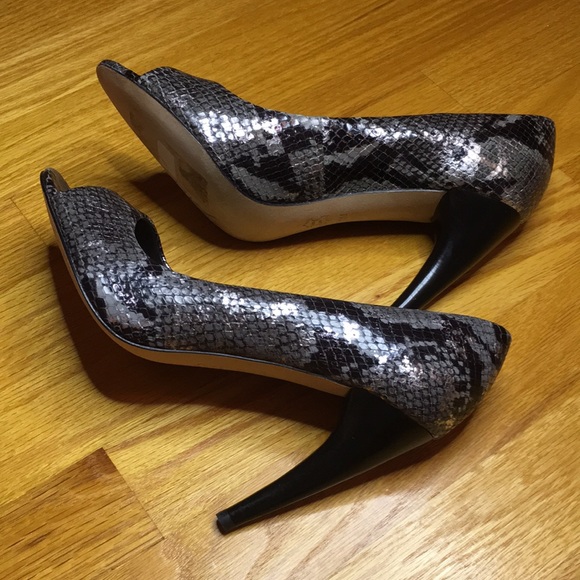 NEW Via Spiga Embry Snake Skin Peep-Toe Heels - Picture 3 of 8